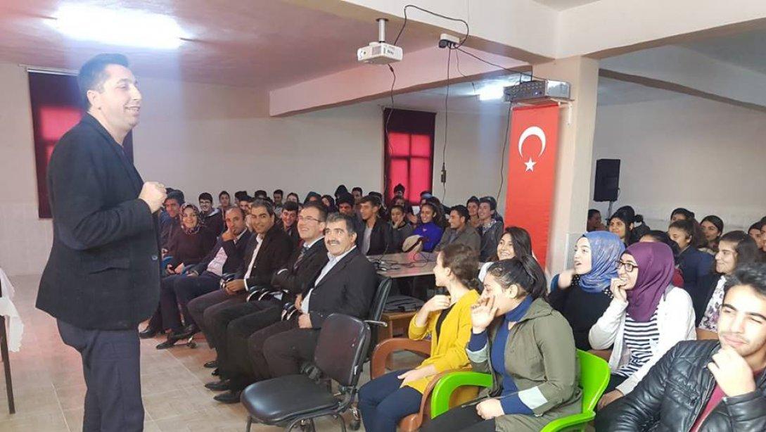 İlçemiz Suruç Anadolu Lisesi  öğrencilerine Psikolojik Danışman ve Yazar Ahmet ALPASLAN tarafından "Motivasyon ve Verimli Ders Çalışma" konulu seminer verildi. 