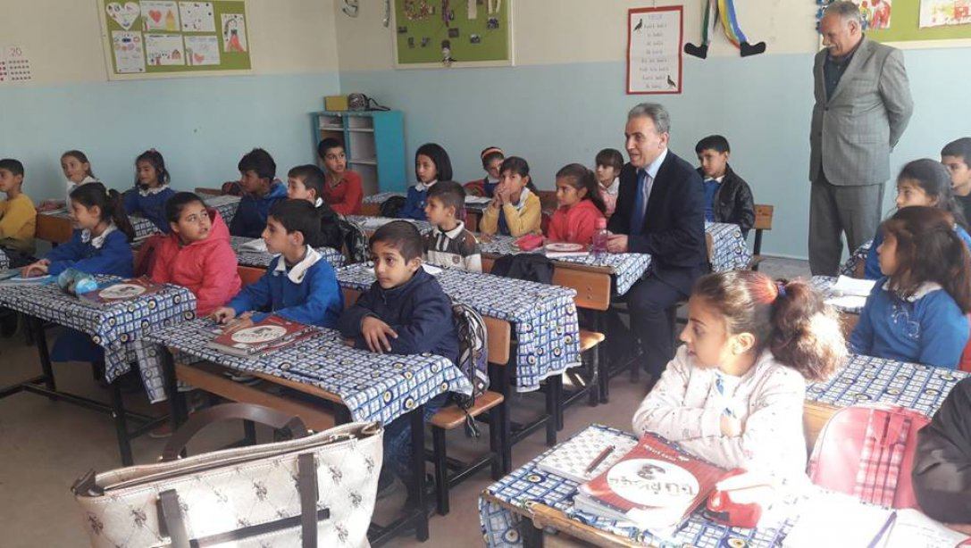 İlçe Milli Eğitim Müdürümüz Sayın Mehmet Han ÖZDEMİR İlçemiz Mehmet Akif Ersoy İlkokulunu ziyaret ederek öğretmen ve öğrencilerle biraraya geldi. 