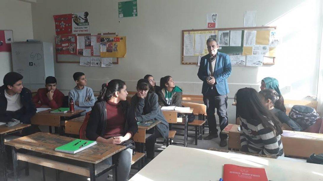 Haftasonu devam eden destekleme ve yetiştirme kurslarını ziyaret eden İlçe Milli Eğitim Müdürümüz Sayın Mehmet Han ÖZDER bu kapsamda Vali Ziya Çoker Ortaokulu öğretmen ve öğrencileriyle bir araya geldi
