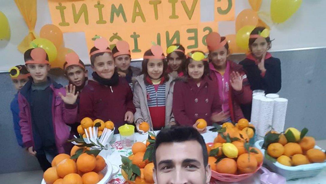 Murşitpınar Ortaokulu idaresi, öğretmen ve öğrencileri C Vitamini şenliği düzenlediler