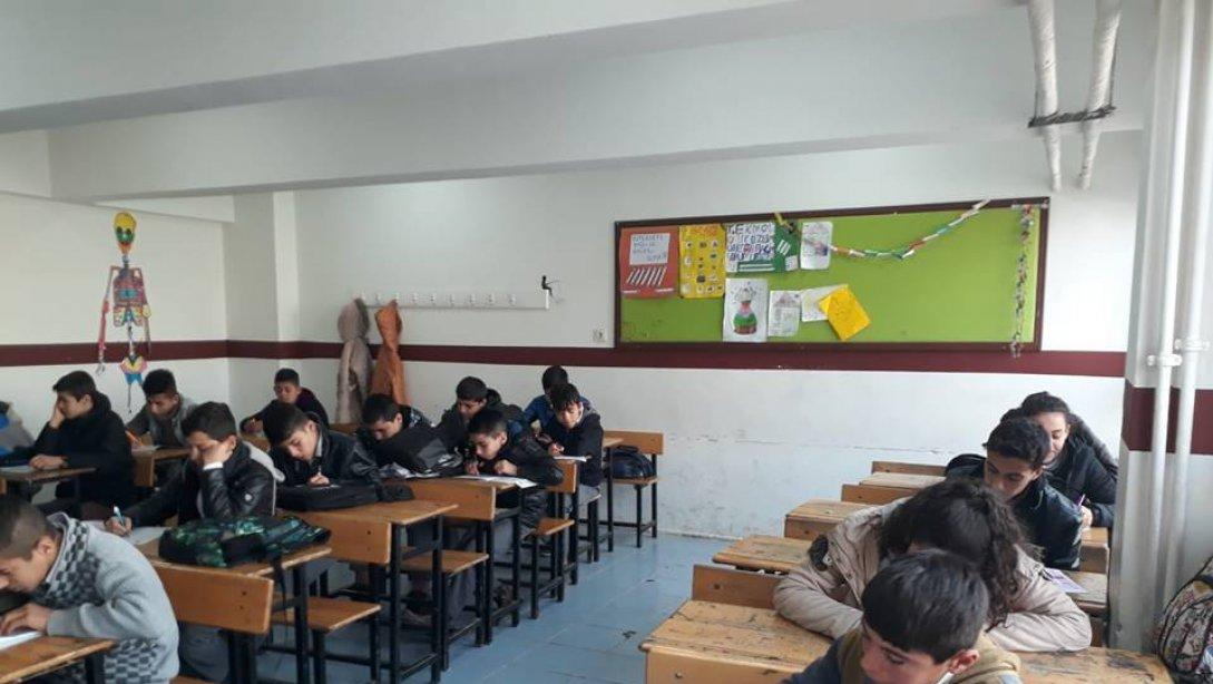 İlçemiz Suruç İMKB Ortaokulu öğrencileri okulumuz imkanlarıyla deneme sınavına girdiler