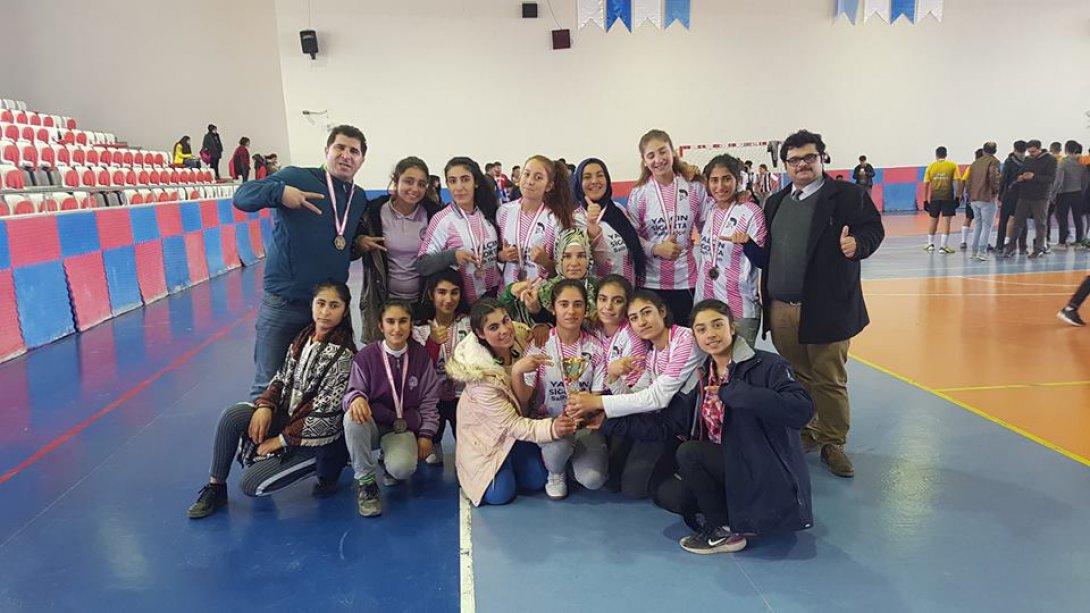 İlçemiz Suruç İMKB Mesleki ve Teknik Anadolu Lisesi Şanlıurfa´da gerçekleştirilen lise kız futsal turnuvasında İlçemizi temsil ettiler