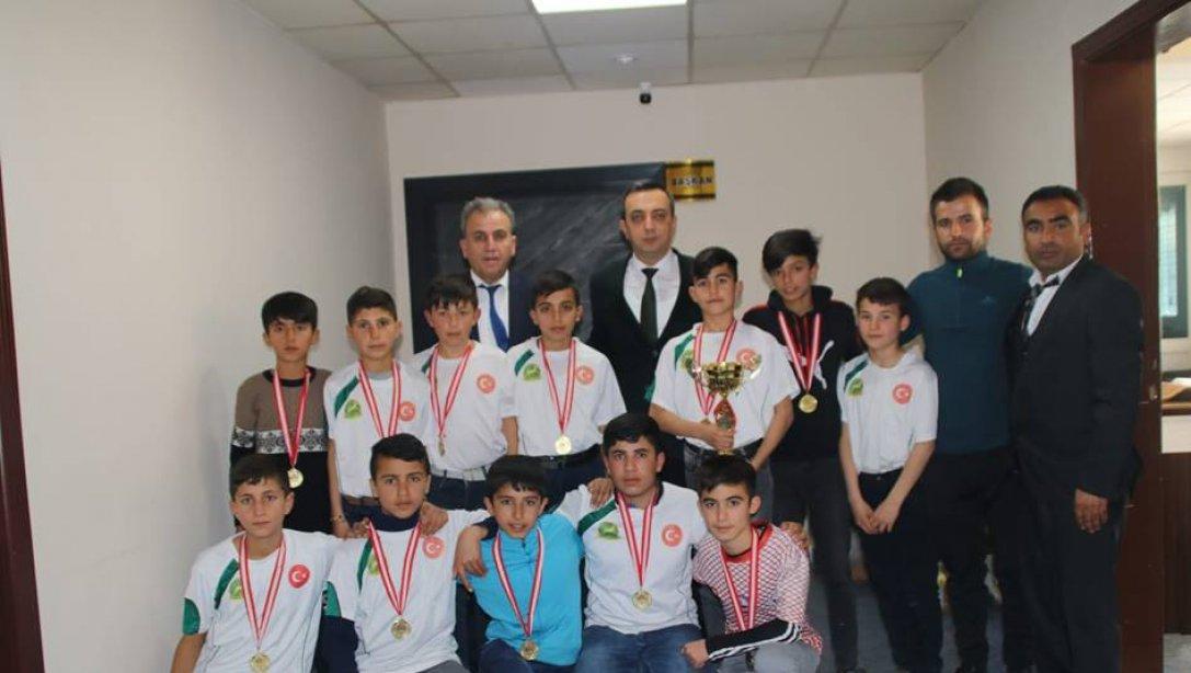 İl´de ve Türkiye geneli yapılan spor ve folkror yarışmalarında dereceye giren öğrencilerimiz kupalarını Kaymakamımız Sayın Tarık AÇIKGÖZ´e takdim ettiler.