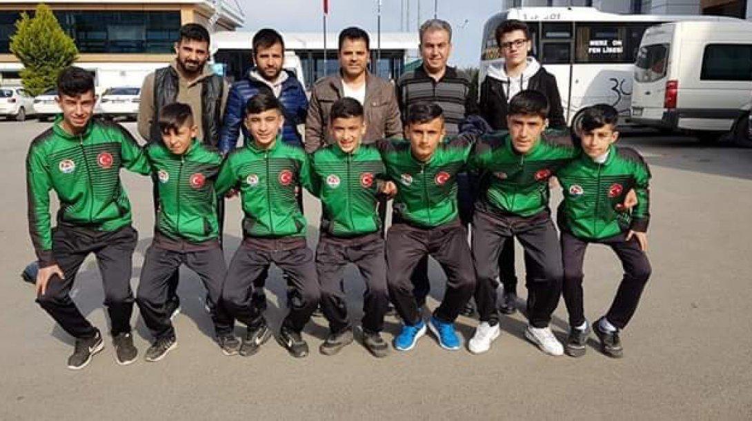 İlçe Milli Eğitim Müdürümüz Sayın Mehmet Han ÖZDEMİR Trabzon´da yapılmakta olan ve İlçemizden de Bilgi Ortaokulunun katıldığı Türkiye Hokey şampiyonasına takımımızı ziyaret ederek oyuncularımıza moral  verdi. 