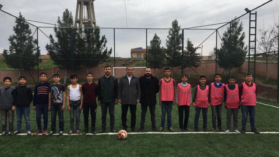 İlçemiz Küçükova İlk/Ortaokulunda sınıflar arası futbol turnuvası düzenlendi. Emeklerinden dolayı okulumuz idaresi ve öğretmenlerine teşekkür eder; öğrencilerimize başarılar diliyoruz.