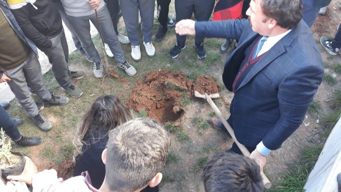 Daha yeşil bir çevre için "Bir ağaç da sen dik" şiarıyla İlçemiz Fatih Sultan Mehmet Anadolu Lisesi idarecileri,öğretmen ve öğrencileri birlikte okulumuz bahçesine ağaç diktiler.