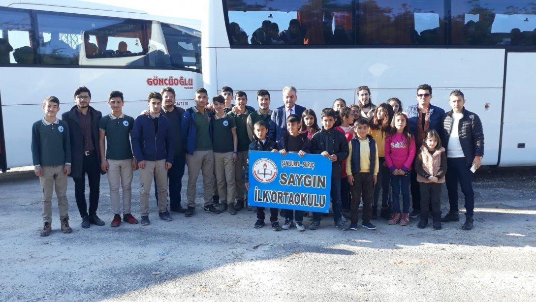 Öğrencilerimize bölgemizin tarihi,doğal ve turistik değerlerini tanıma firsatı veren, Suruç Belediyesi imkanlarıyla Şanlıurfa-Gaziantep illerine günübirlik gezi programları kapsamında her okuldan 43 öğrenci olmak üzere 45 okulumuzu program kapsamına aldık