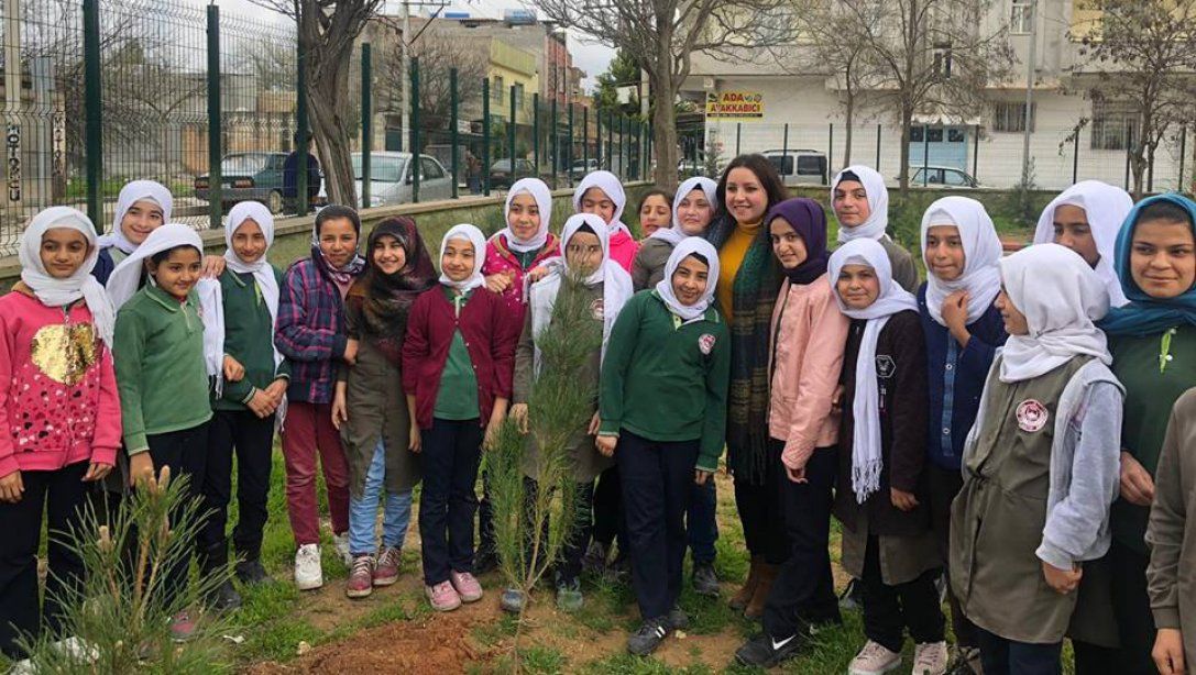 Daha yeşil bir çevre için bir fidan da sen dik düşüncesiyle İlçemiz Suruç Kız İmam Hatip Anadolu Lisesi idarecileri, öğretmen ve öğrencileri okulumuz bahçesine ağaç diktiler.
