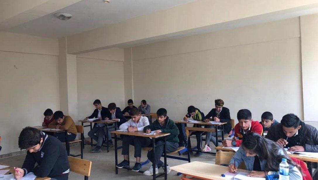 İlçemiz Fatih Sultan Mehmet Anadolu Lisesinde, 9.10.11.12 ve mezun öğrencilerimize deneme sınavı yapıldı.