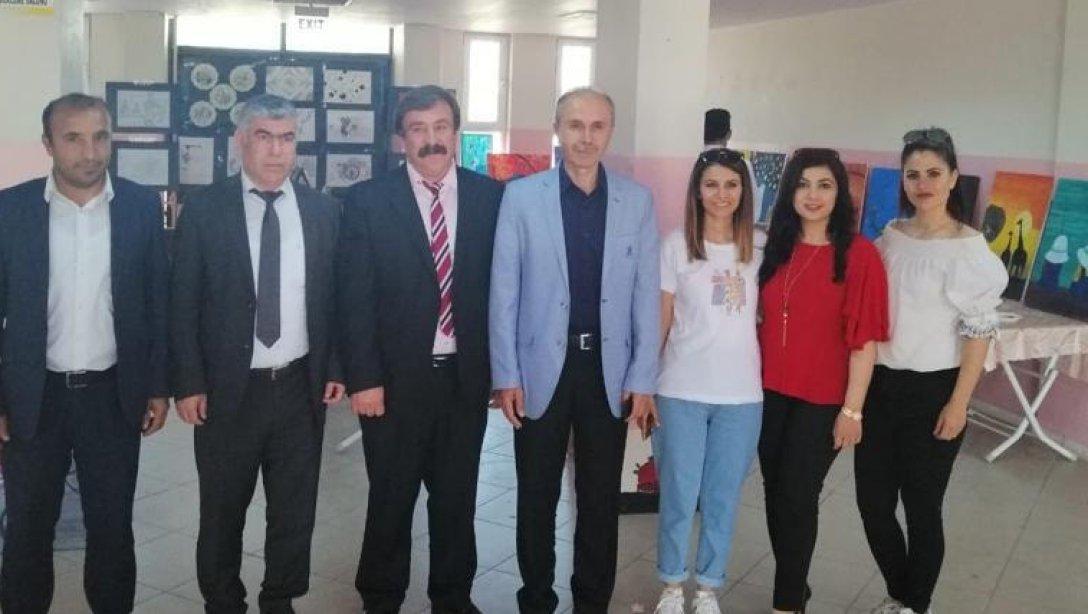 İlçemiz Fatih Sultan Mehmet Anadolu Lisesi öğrencilerinin yıl boyunca yapmış oldukları resimlerin sergilendiği okul sergisini ziyaret ettik