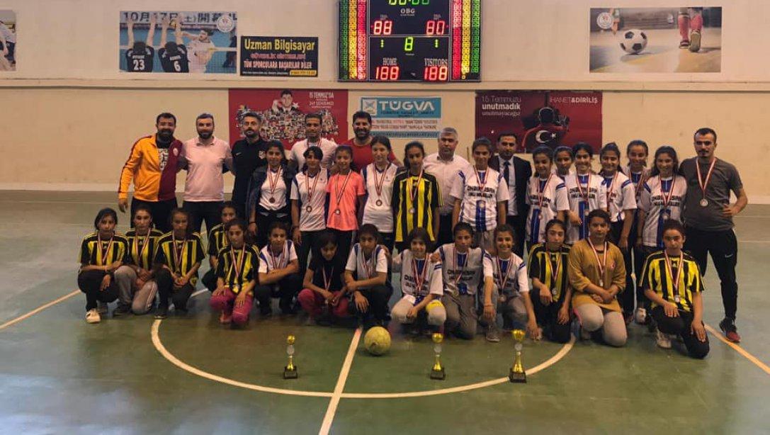İlçemizde yapılan Kızlar Futsal Turnuvasında Onbirnisan Ortaokulu birinci, Harmanalan Ortaokulu ikinci, Süleyman Şah Ortaokulu üçüncü olmuştur. 
