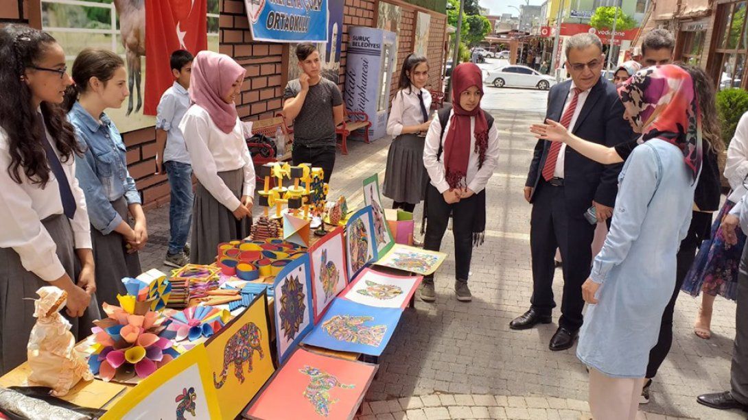 İlçe Milli Eğitim Müdürümüz Sayın Mehmet Han ÖZDEMİR, İlçemiz Vali Ziya Çoker Ortaokulu yıl sonu sergisine katıldı