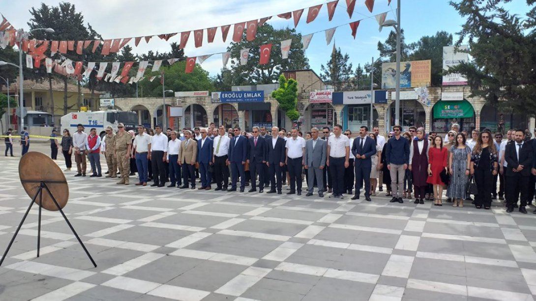 19 Mayıs Atatürk'ü Anma Gençlik ve Spor Bayramı İlçemiz Cumhuriyet Meydanında Saygı duruşu ve İstiklal Marşı töreniyle başladı. 