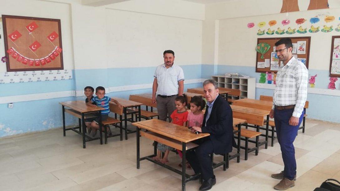 İlçe Milli Eğitim Müdürümüz Sayın Mehmet Han ÖZDEMİR, 2019-2020 eğitim öğretim yılı uyum programı kapsamında ana sınıfı öğrencileri, ilkokul 1.sınıf ve 5.sınıf öğrencilerinin heyecanlarına ortak oldu.