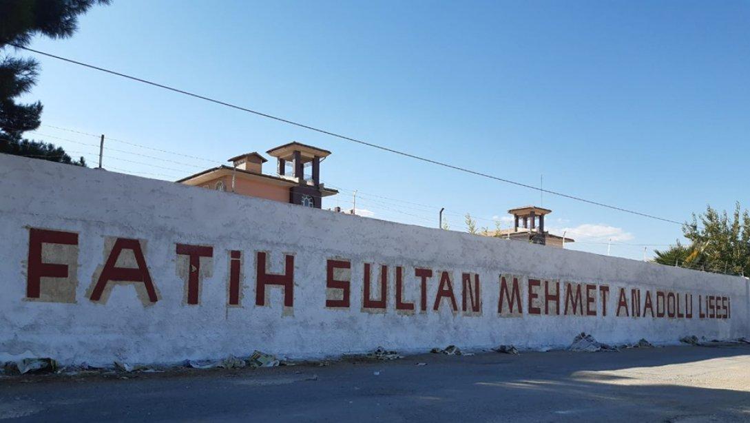 İlçemiz Fatih Sultan Mehmet Anadolu Lisesi öğretmen ve öğrencileri okularının duvarlarına yazılan yazıların yerine okullarının isimlerini yazarak güzel bir görüntü oluşturdular. 