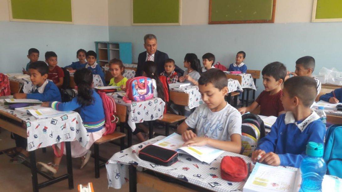 İlçe Milli Eğitim Müdürümüz Sayın Mehmet Han ÖZDEMİR, yeni eğitim öğretim yılının başlamasıyla birlikte okul ziyaretlerine aralıksız devam etti.