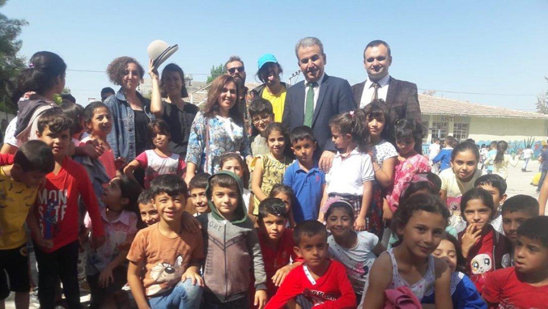 UNICEF ve GAP kalkınma idaresinin ortaklaşa düzenlediği Türk ve Suriyeli Çocuklar İçin Sosyal Uyum Sirk ekibi ilçemizde cumhuriyet İlkokulu ve Bilgi Ortaokulunda bir araya geldi. 