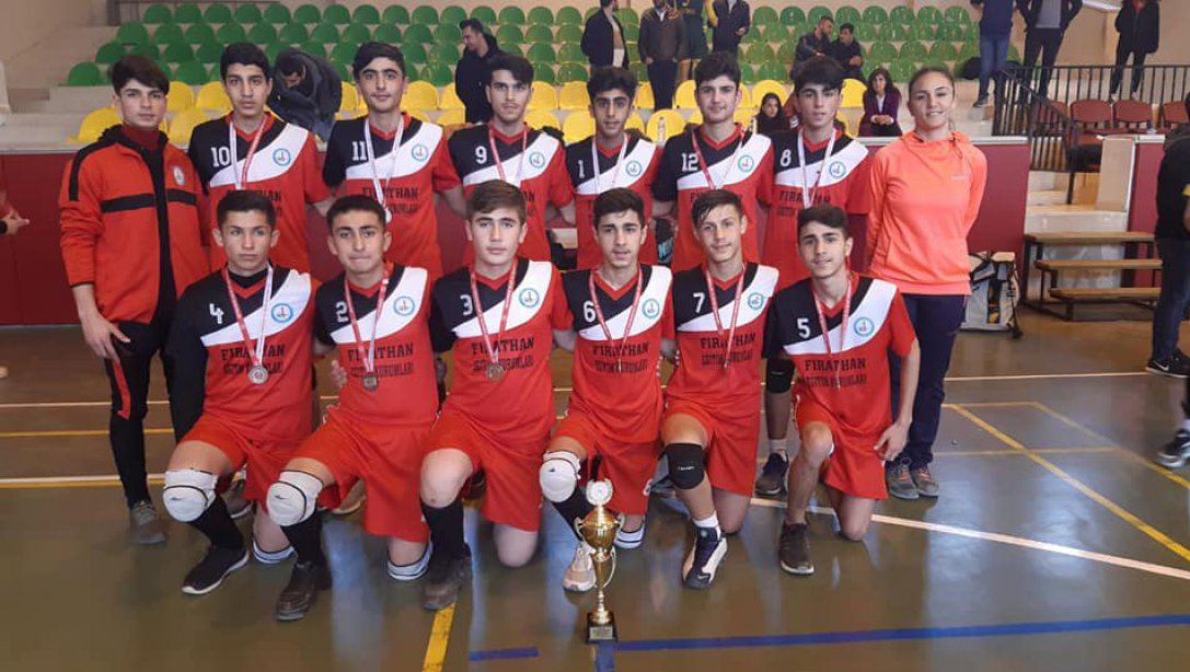 Şanlıurfa'da düzenlenen liseler arası erkekler voleybol turnuvasında İlçemiz 11 Nisan Anadolu İmam Hatip Lisesi 2. Olmuştur.
