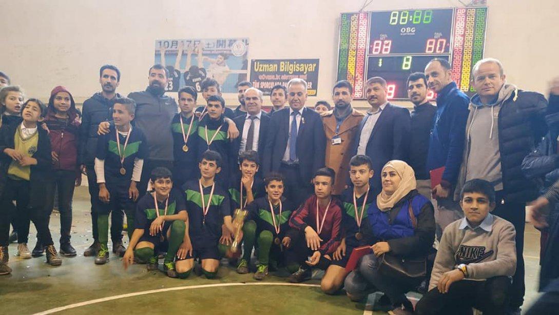 İlçe Milli Eğitim Müdürümüz Sayın Mehmet Han ÖZDEMİR ve Şube Müdürlerimiz, ortaokullar arası düzenlenen futsal turnuvasına katılarak derceye giren okullarımızın öğrencileri ile öğretmenlerini tebrik ettiler.