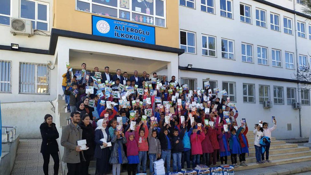 İlçe Milli Eğitim Müdürümüz Sayın Mehmet Han ÖZDEMİR, Gezici Kütüphanenin bugünkü durağı olan Bilgi Ortaokulu ve Ali Eroğlu İlkokulunu ziyaret etti. 