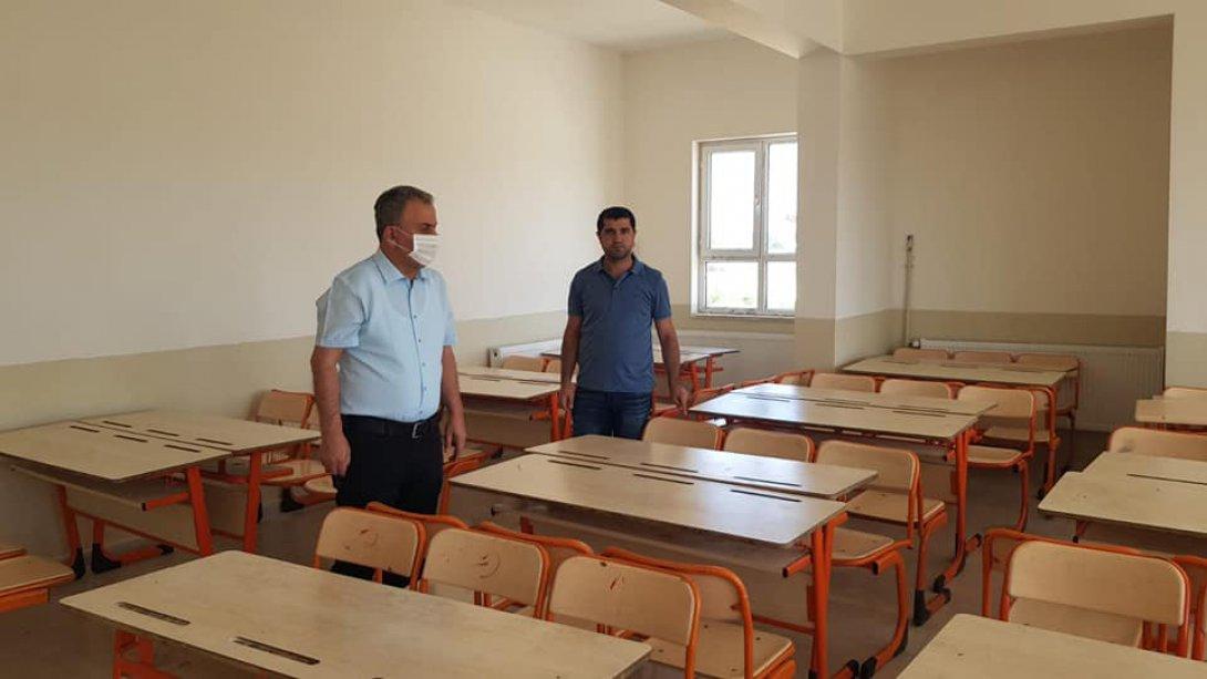 İlçe Milli Eğitim Müdürümüz Sayın Mehmet Han ÖZDEMİR, 20 Haziran tarihinde yapılacak Liselere Giriş Sınavı (LGS) öncesi okullarımızı ziyaret ederek sınava hazırlık çalışmalarına yönelik yapılan çalışmaları inceledi.
