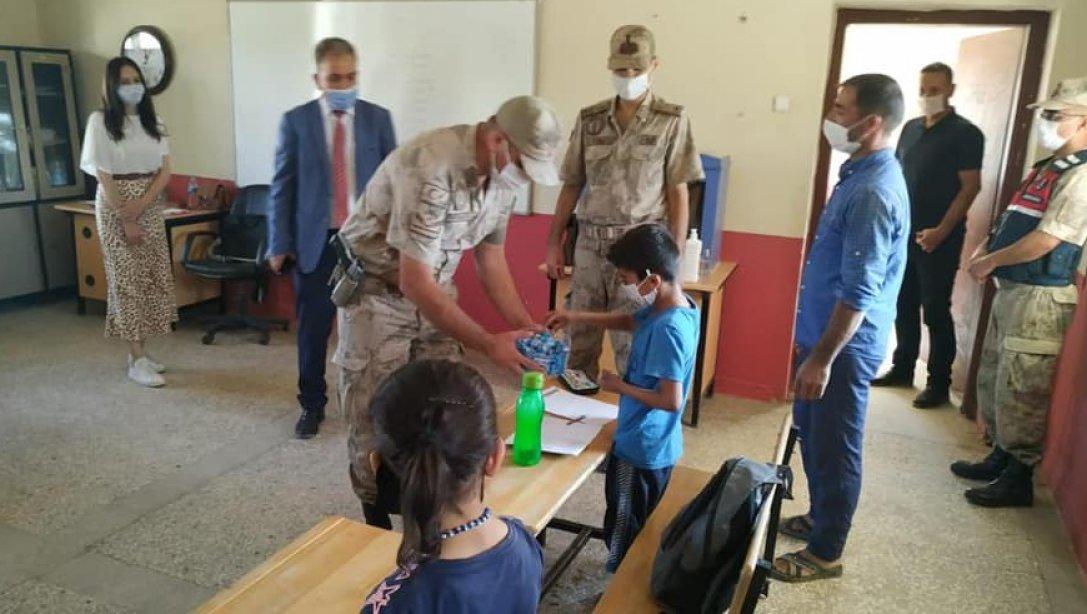 İlçe Milli Eğitim Müdürümüz Sn. Mehmet Han ÖZDEMİR ve İlçe Jandarma Komutanı Fırat TEMEL Köseveli İlkokulunu ziyaret ederek öğrenciler ile bir araya geldiler.