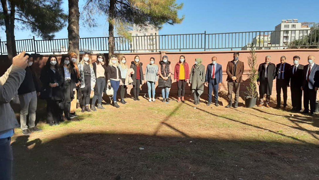 İlçemizin köklü kurumlarından Suruç Gap Anadolu Lisesi öğretmenleri tüm masraflarını kendileri karşılayarak 24 Kasım öğretmenler gününde ''Bir Dikili Ağacım Olsun'' sloganı ile her bir öğretmen ve ailesi okul bahçesine bir ağaç dikmiştir.