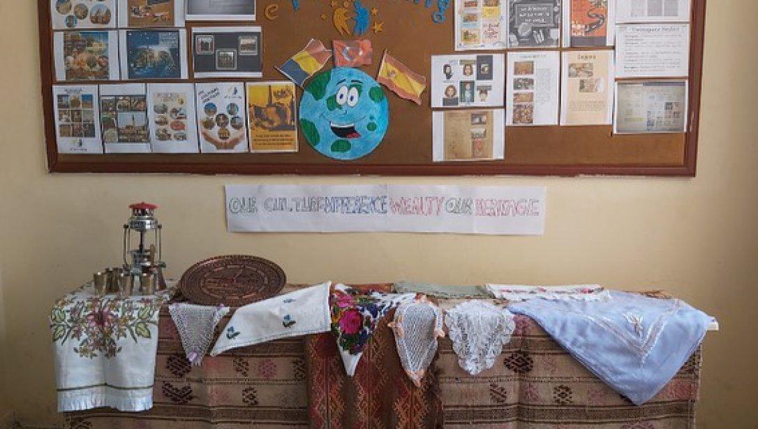 Suruç Anadolu Lisesi Şanlıurfa'nın Kültürünü Dünyaya Tanıtıyor Suruç Anadolu Lisesi ve öğrencileri  ''Our Cultural Heritage'' adlı e Twinning projesine katılarak Şanlıurfa' nın kütürünü dünyaya tanıttı. 