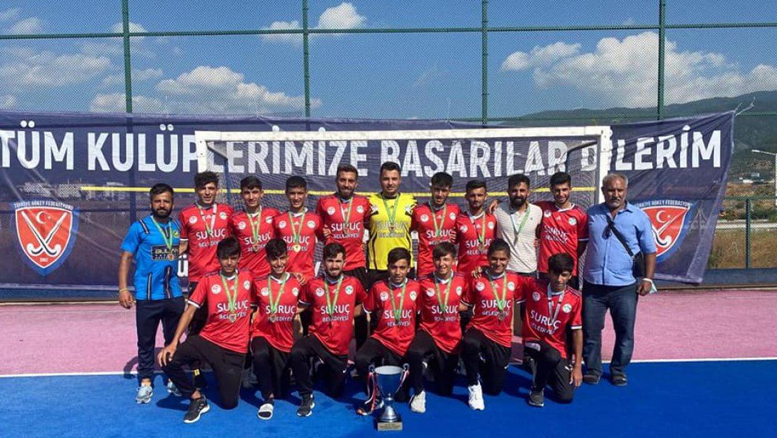 Osmaniye de oynanan Hokey erkekler AÇIKALAN 1.lig müsabakalarında Suruç hokey takımımız  namağlup şampiyon olarak Süperlige çıkmıştır. 