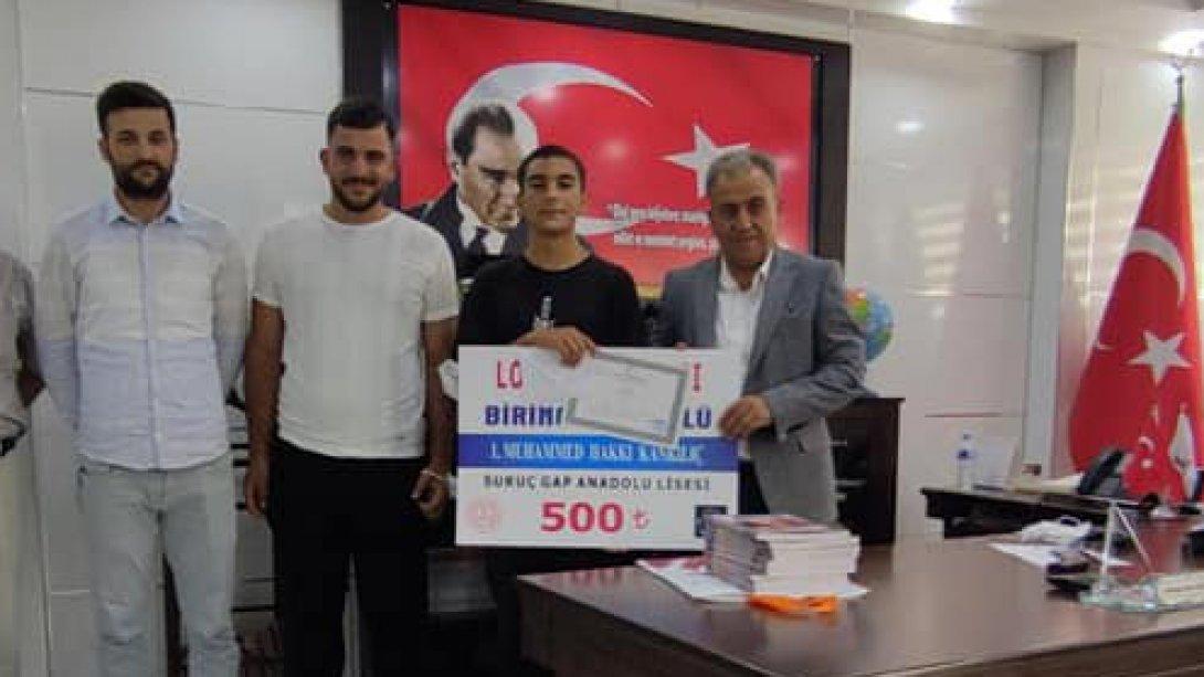 İlçemiz Suruç GAP Anadolu Lisesi öğrencileri arasında yapılan okul  logo yarışmasında birincilik ödülüne Muhammed Hakkı KANKILIÇ ın  ''Bilimsel Paradoks'' adını verdiği eser layık görüldü.