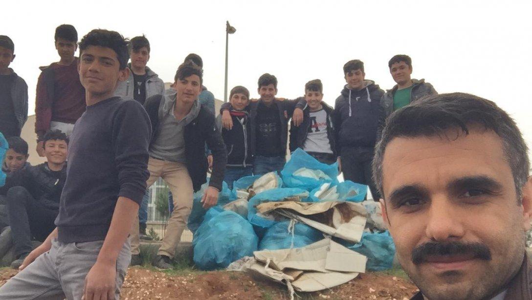 Salehaddin Eyyubi Mesleki ve Teknik Anadolu Lisesi sosyal sorumluluk projesi kapsamında doğayı koruma adına idareci, öğretmen ve öğrencilerle birlikte çevre temizliği yaptılar. 