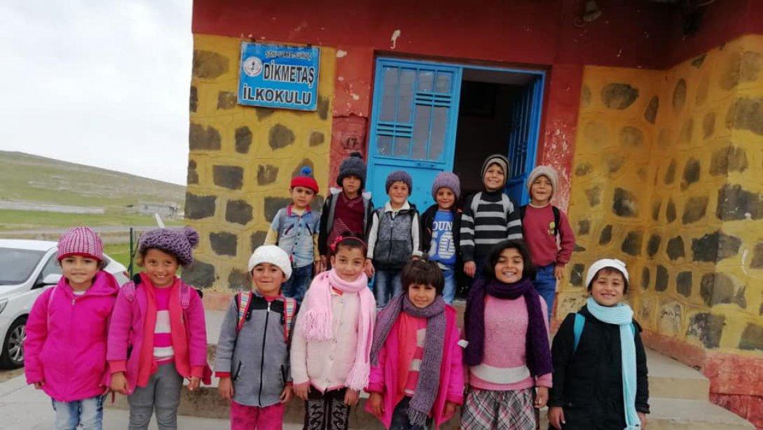 Hayellerimin Elinden Tut sosyal sorumluluk projesi ile Antalyadan Suruç a Gönül köprüsü kuruldu. Köy okullarımıza kıyafet yardımı gerçekleştirildi. Projeyi başlatan Antalyadan Rabia İnci ÖZEN hocamıza teşekkür ederiz.