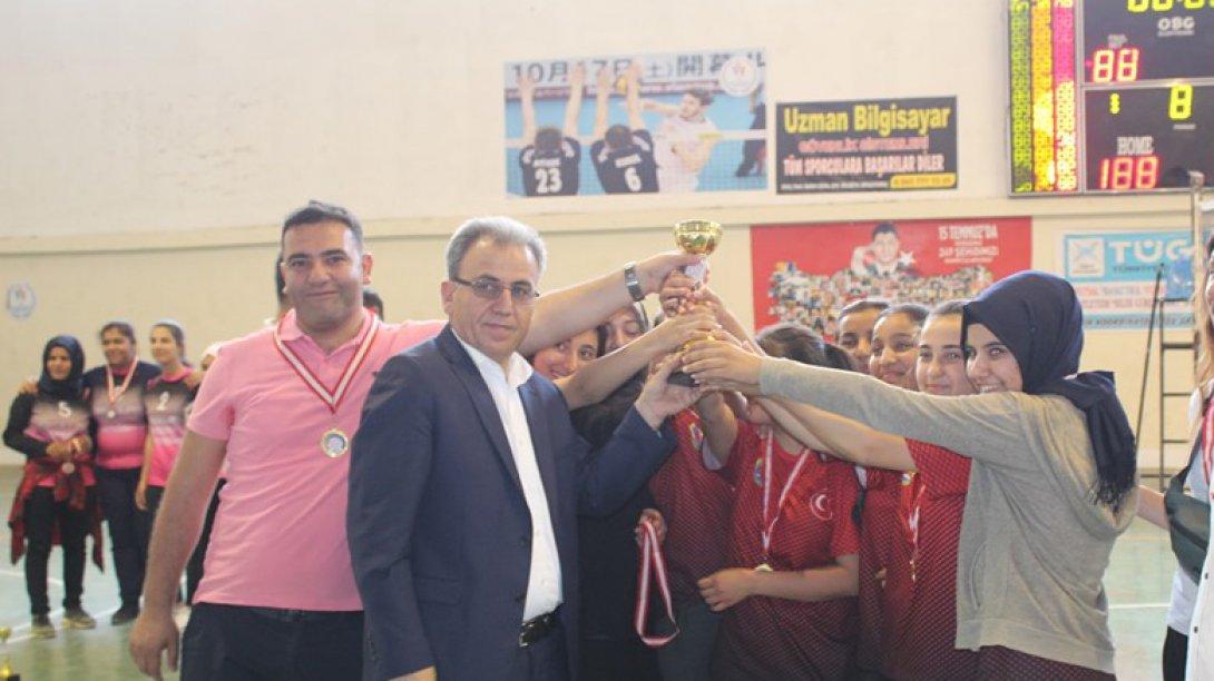 İlçemiz liseler arası düzenlenen kız voleybol turnuvasında dereceye giren okullarımıza İlçe Milli Eğitim Müdürümüz Sayın Mehmet Han Özdemir öğrencilerimizi ve beden eğitimi ogretmenlerimizi tebrik ederek madalya ve kupalarını takdim ettti.