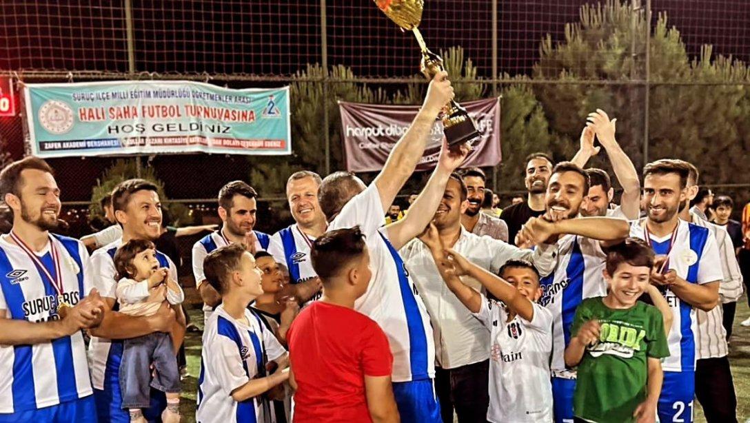 Suruç İlçe Milli Eğitim Müdürümüz Sayın Mehmet Han Özdemir'in Talimatı ile Suructa Görev yapan  öğretmenlerin katıldığı Öğretmenler Arası Futbol Turnuvası düzenlendi. 