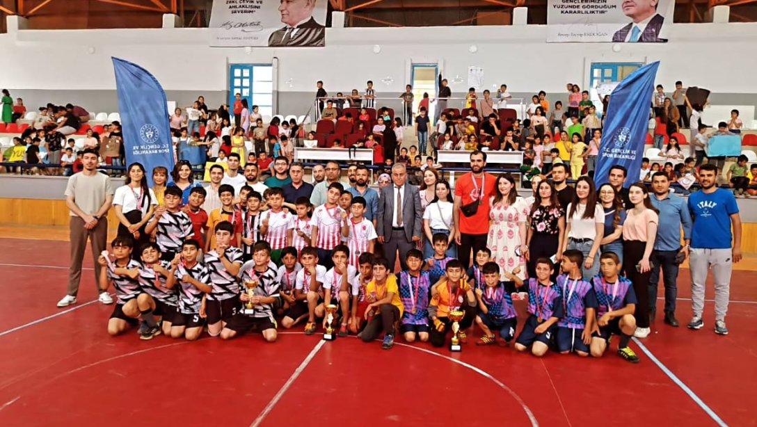 İlçe spor müdürlüğü bünyesinde proje olarak yapılan SURUÇ MİNİK AYAKLAR FUTSAL turnuvası coşkulu bir şekilde yarı final ve final maçları ile tamamlamıştır. 